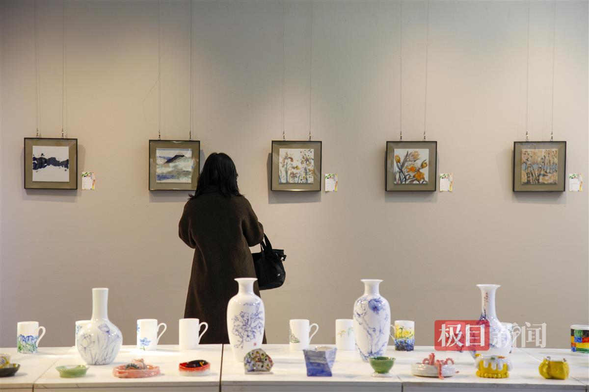 校外人士看展通讯员 徐秋琳 摄.jpg