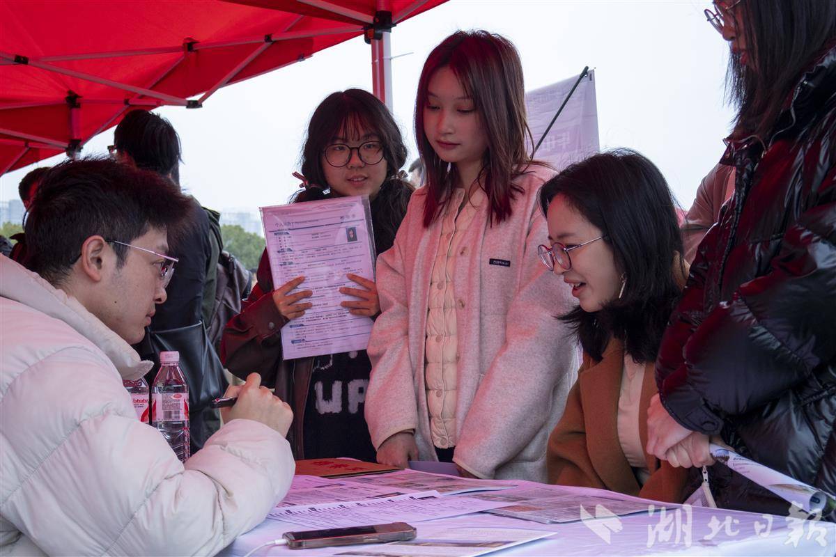 招聘会现场。通讯员 肖宇瑄 摄