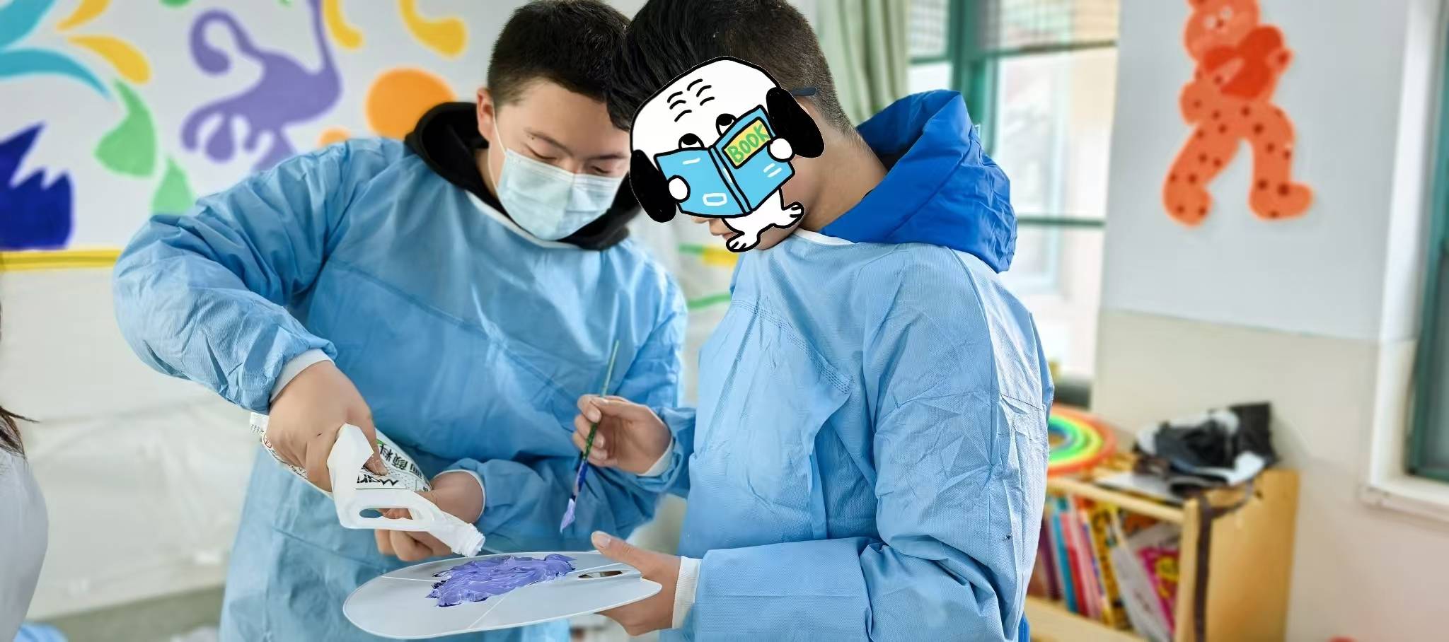 福利院儿童与团队成员一起画画。学校供图