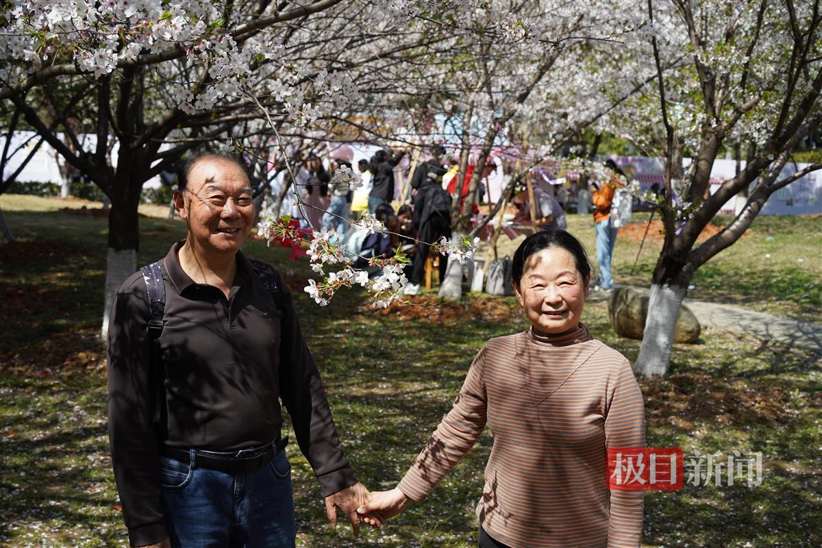 游客在樱花树前合影。通讯员 孙正恒 摄.JPG 游客在樱花树前合影。通讯员 孙正恒 摄.JPG