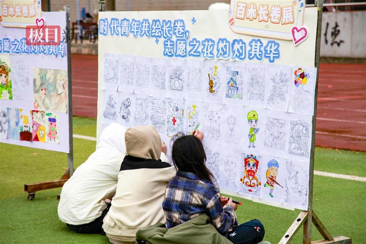 学生填色。通讯员 吴毅萌 摄.JPG