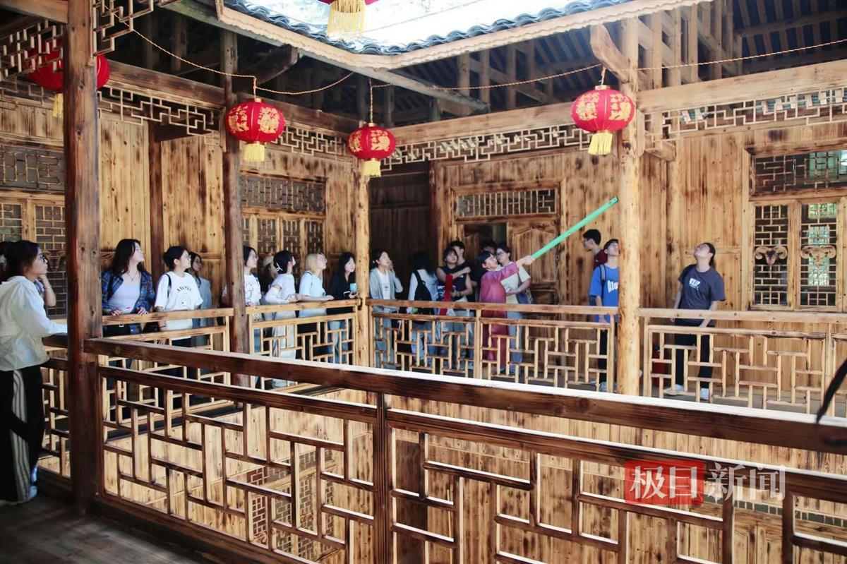 学生们在古建学习。学校供图.jpg