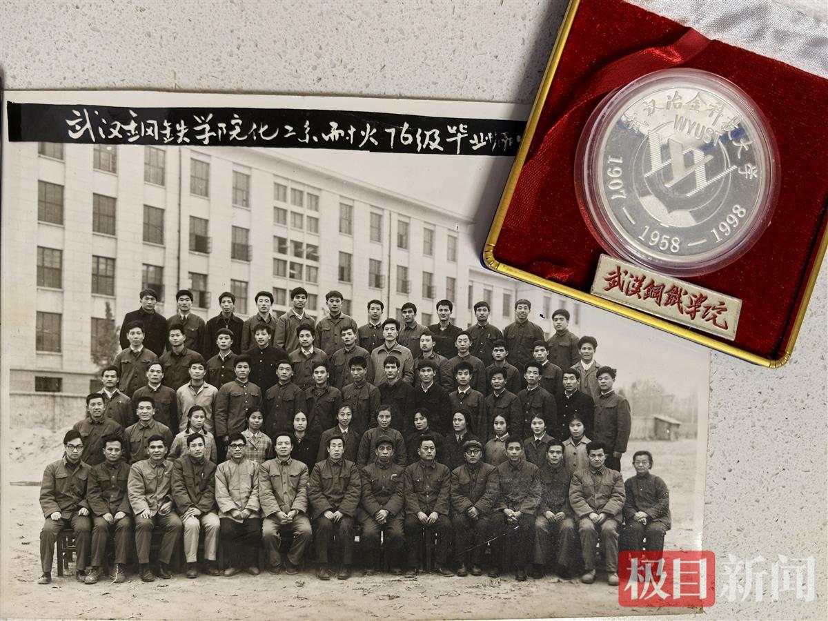 邓庭富(最后一排左6)的毕业照。学校供图.jpg 邓庭富(最后一排左6)的毕业照。学校供图.jpg