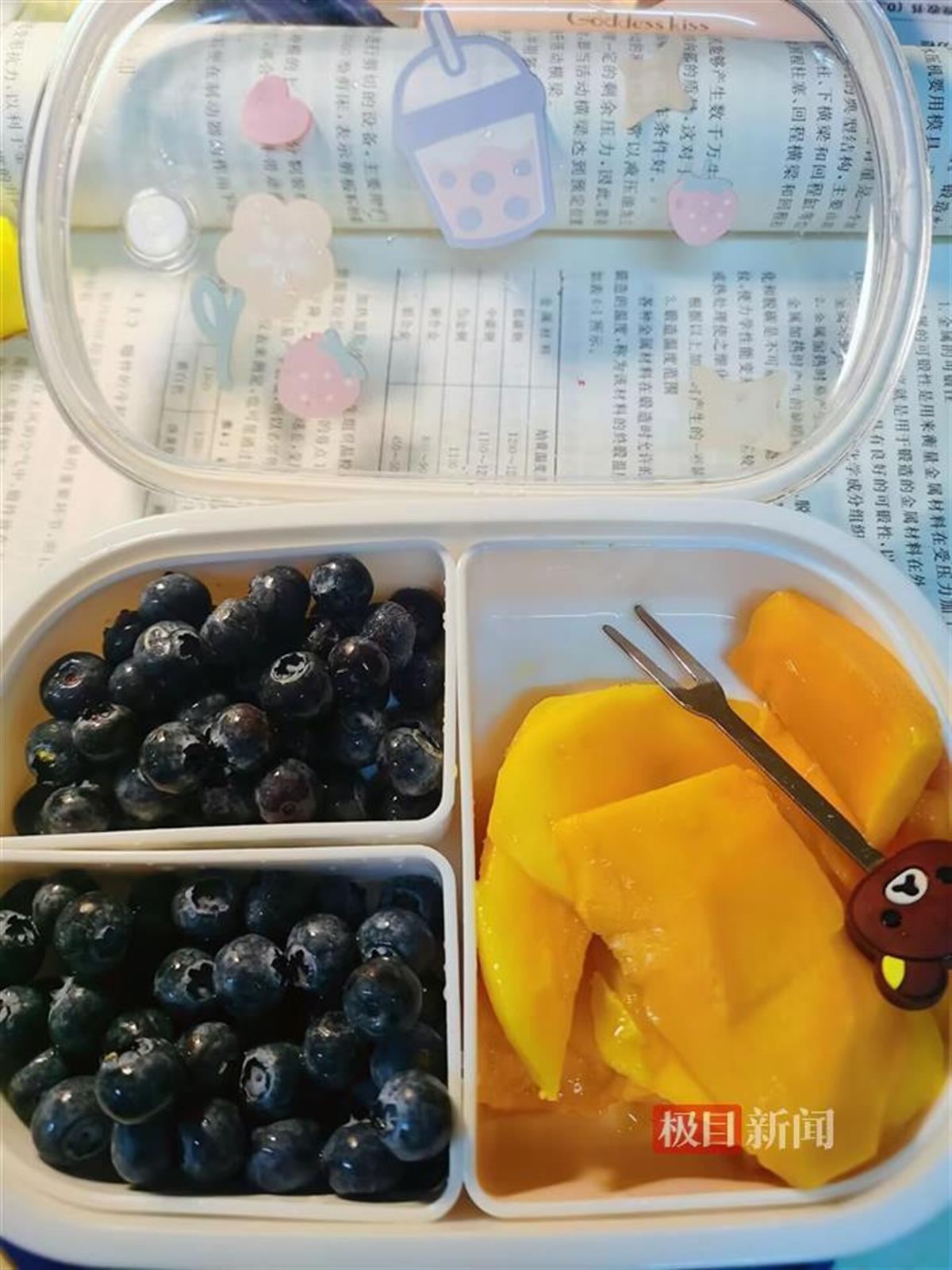 石锦锋为冯思淇准备的水果盒。受访者供图.jpg 石锦锋为冯思淇准备的水果盒。受访者供图.jpg